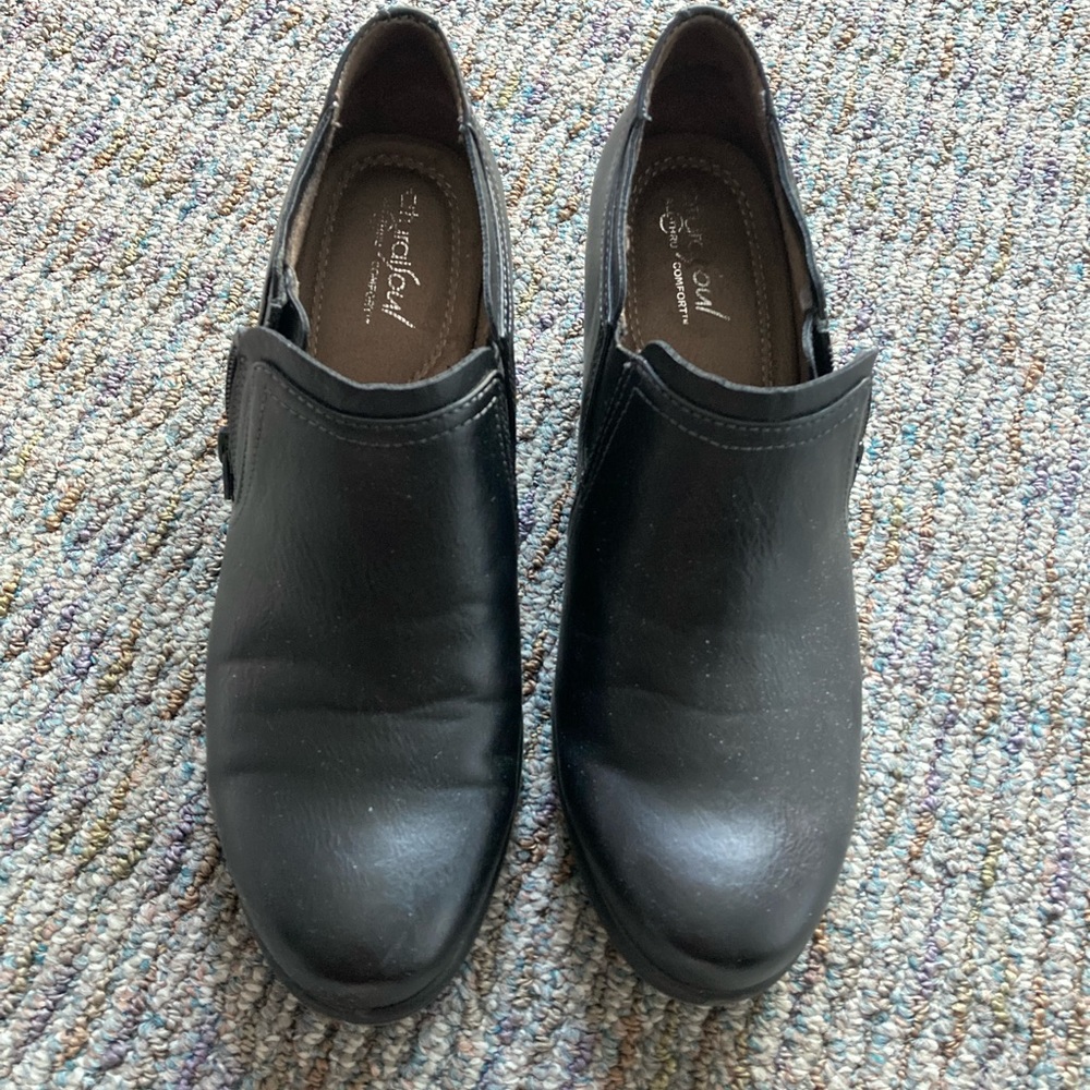 Natural Soul black bootie size 8
